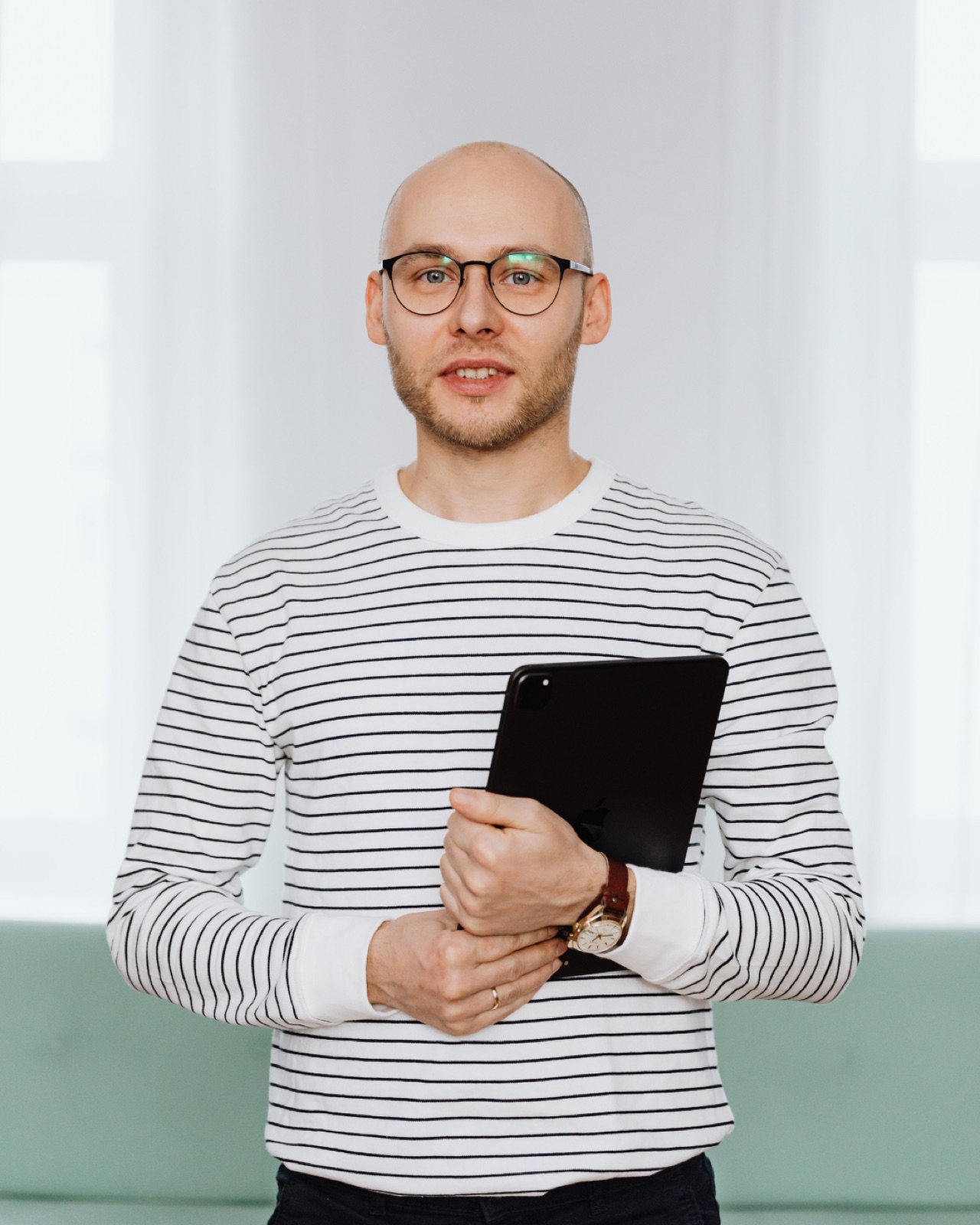 Securityspecialist bekijkt meldingen op een scherm